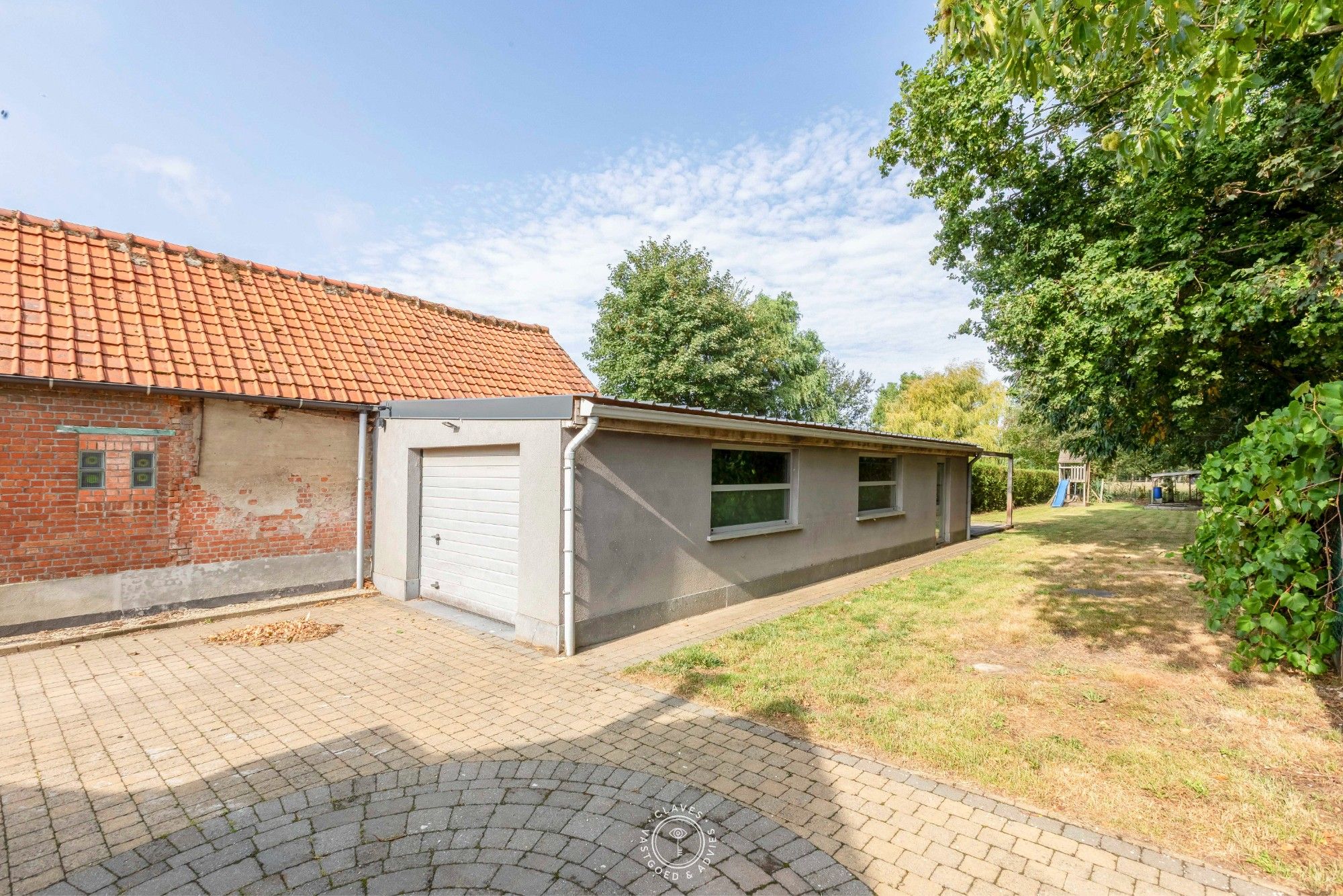 Open bebouwing met ruime garage en fijne tuin met prachtig zicht op de velden foto 6