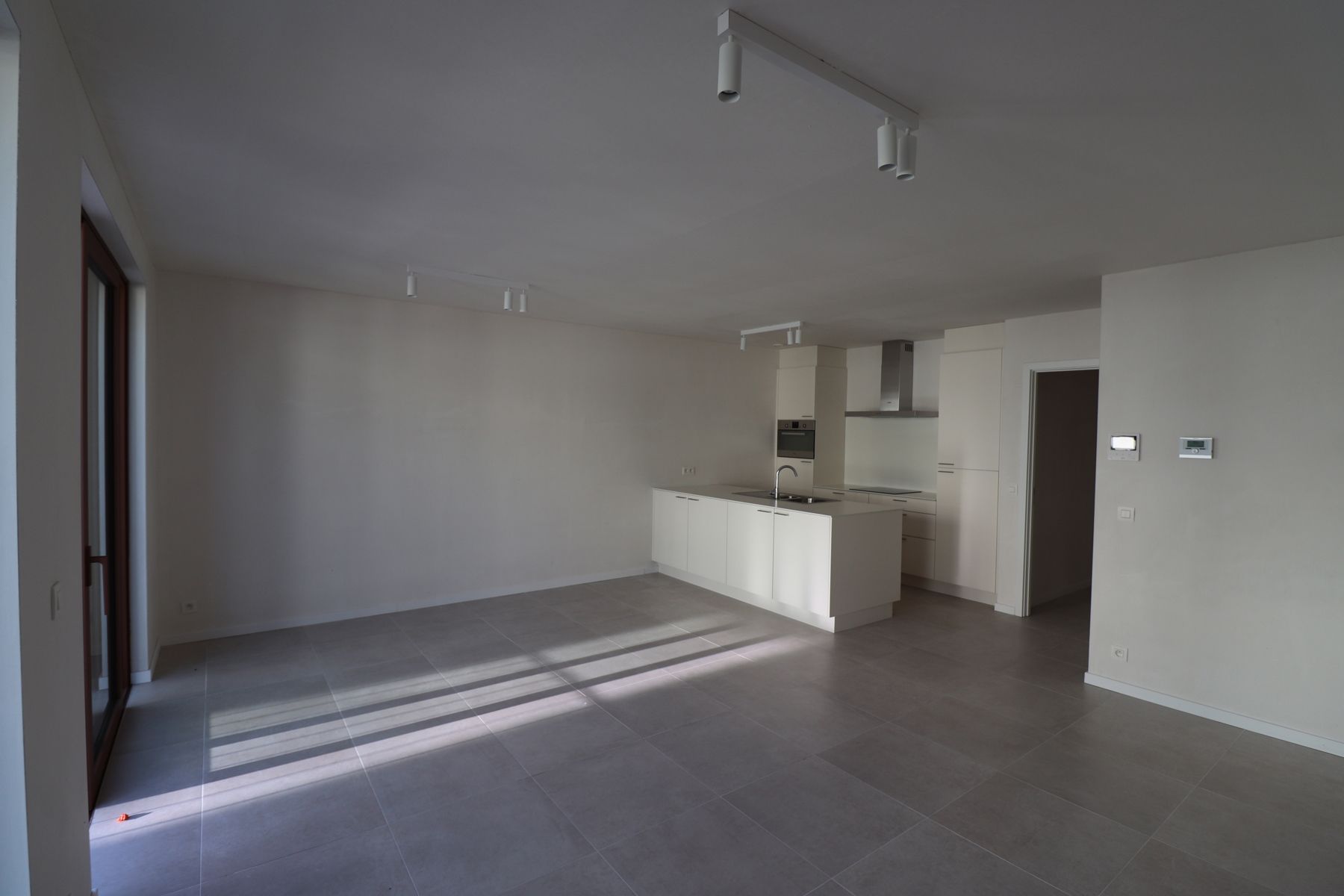 Prachtig nieuwbouwappartement met 2 slaapkamers, terras, autostaanplaats en berging. foto 2