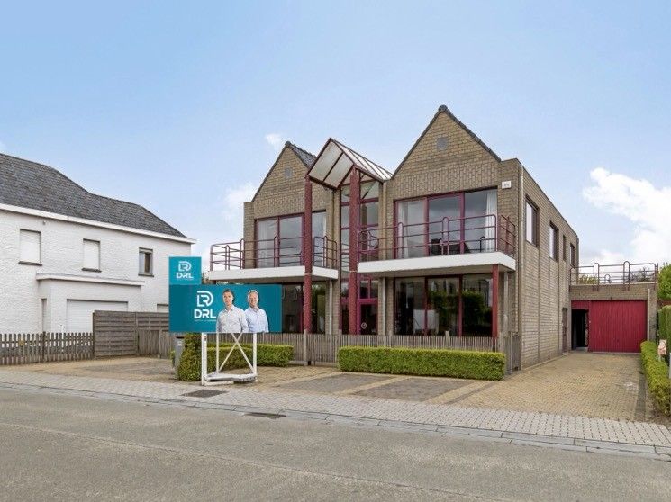 Handelspand met groot appartement foto {{pictureIndex}}