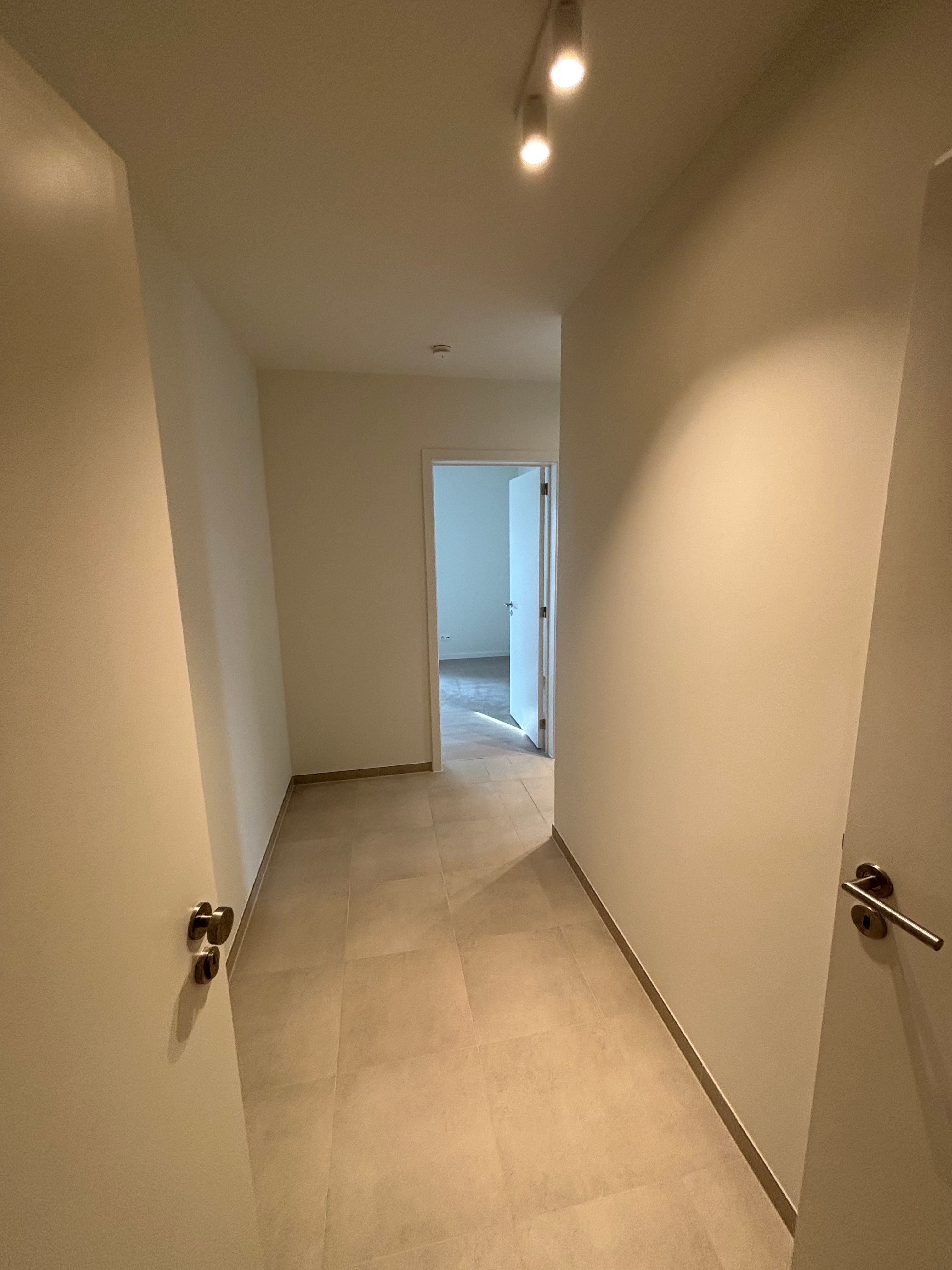 Nieuwbouw 1-slaapkamerappartement met bureau foto 2