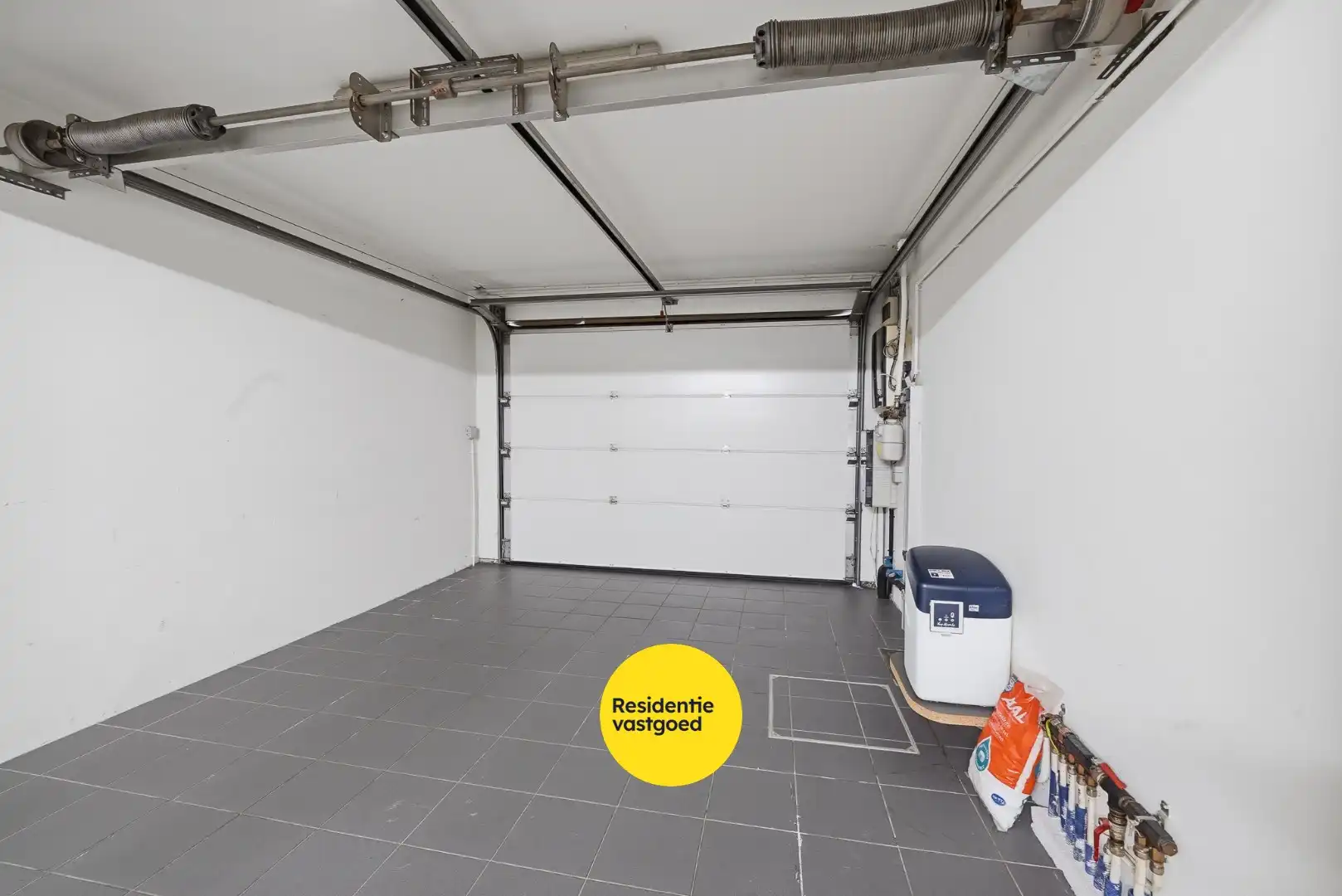 Volledig gerenoveerde bel-étage met 2 slaapkamers en ruime garage te Oostende foto 21