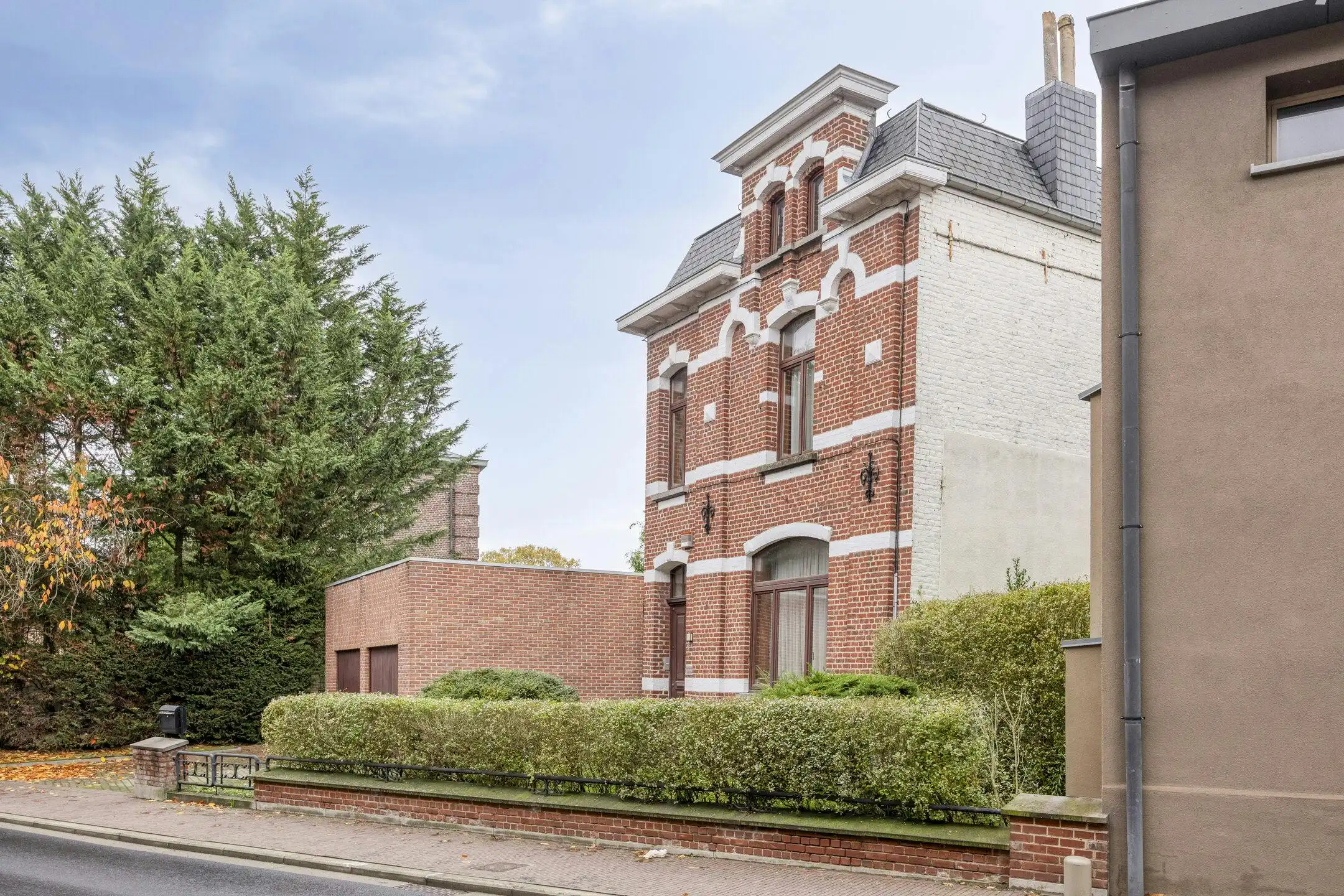 Charmante herenwoning met garage en tuin in het hartje van Ternat foto 2