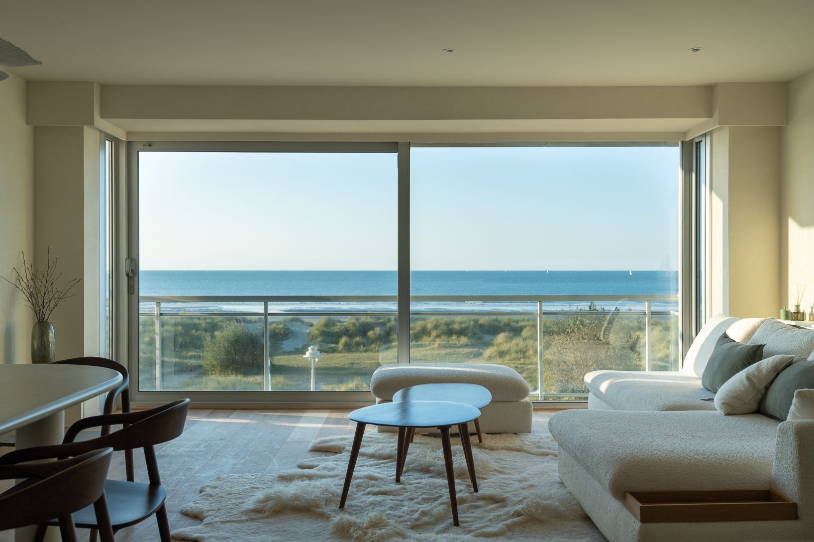 Luxueus appartement met frontaal zeezicht te Nieuwpoort-Bad. foto {{pictureIndex}}