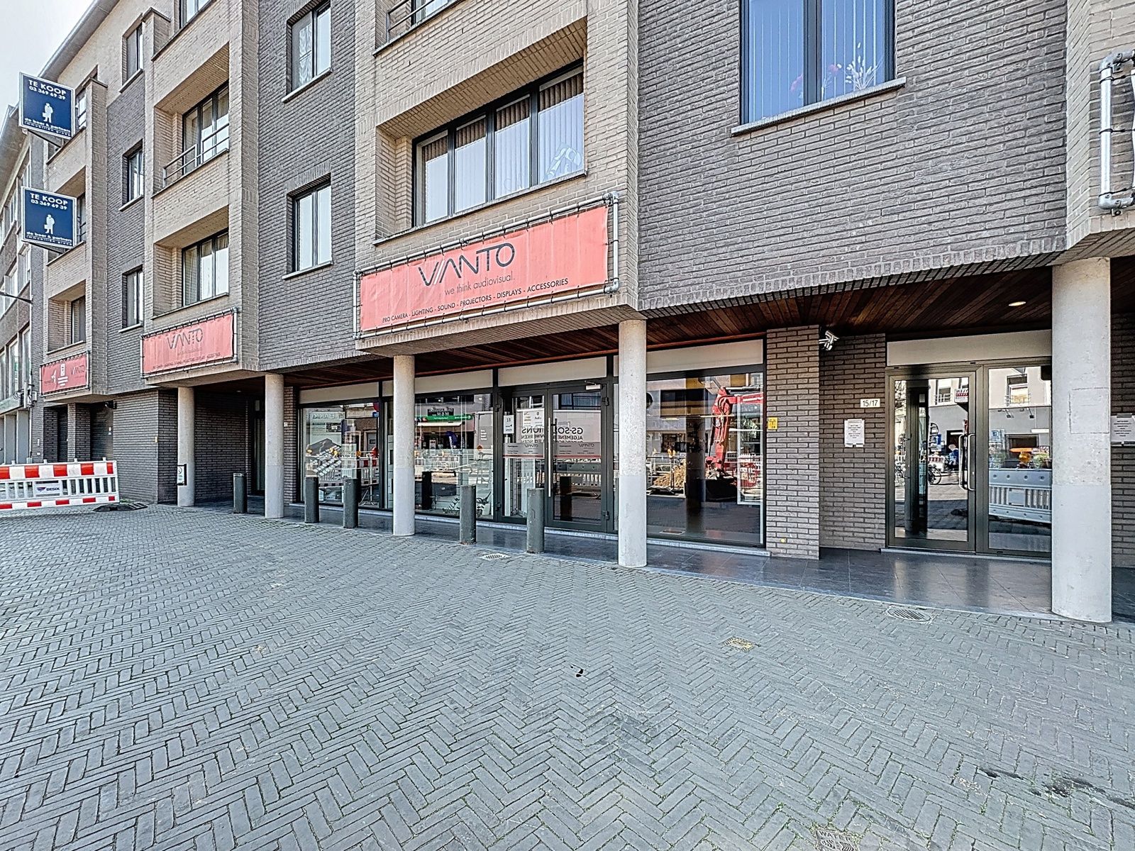 Commercieel Pand met Grote Visibiliteit vlakbij Bredabaan foto {{pictureIndex}}