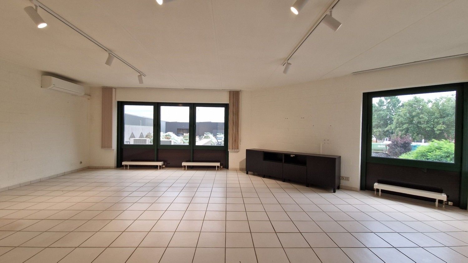 Kantoorruimtes met sanitair, kitchenette en parkeerplaatsen foto 9