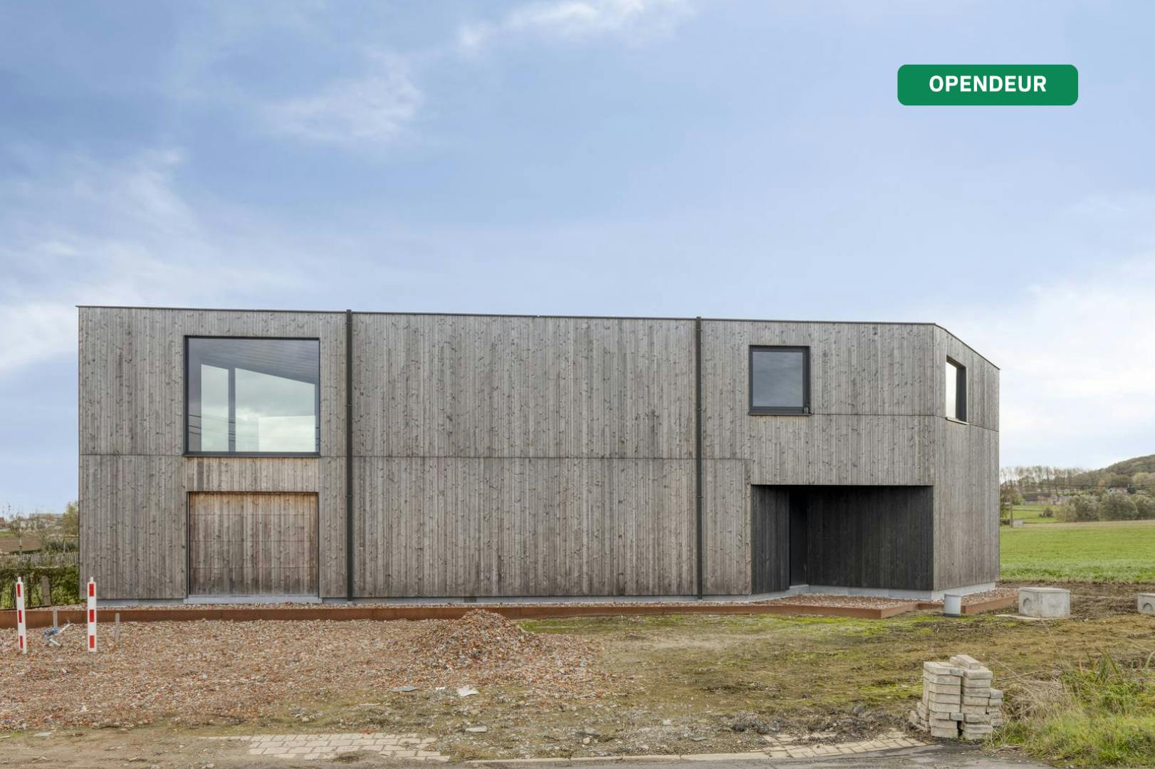 Moderne houtskeletwoning met panoramisch uitzicht foto {{pictureIndex}}