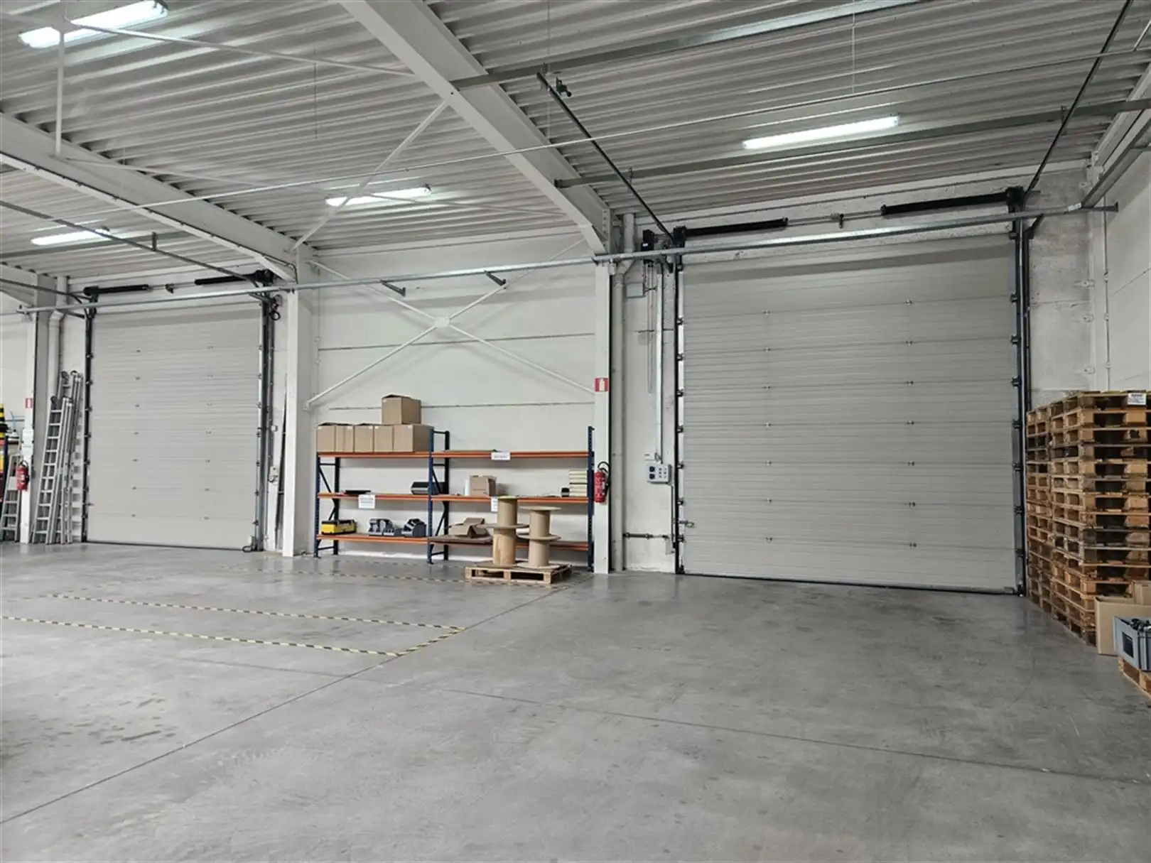 Bedrijfsgebouw met ruime parking te Waregem foto 13