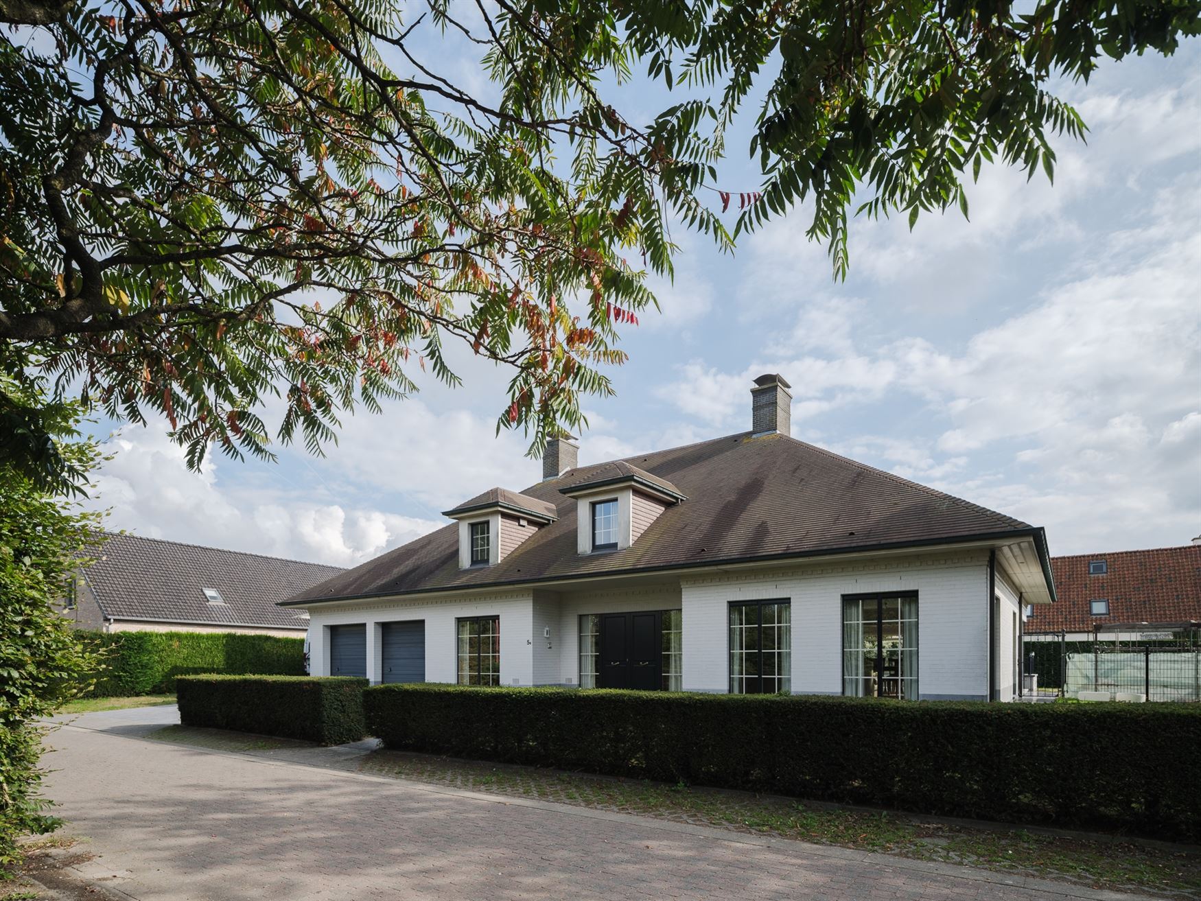 Ruime villa in residentiële, rustige omgeving foto {{pictureIndex}}