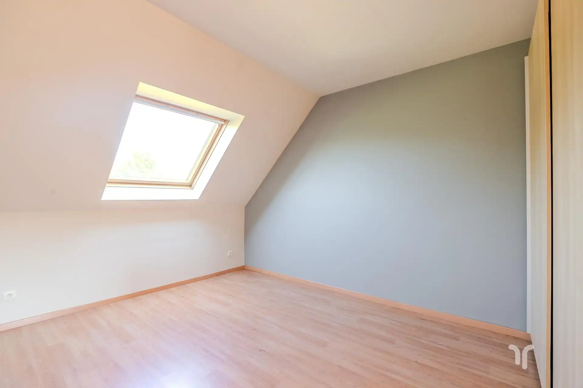 Deze rustig gelegen woning bevindt zich net buiten de stadskern en op wandelafstand van scholen, winkels en openbaar vervoer.  foto 10