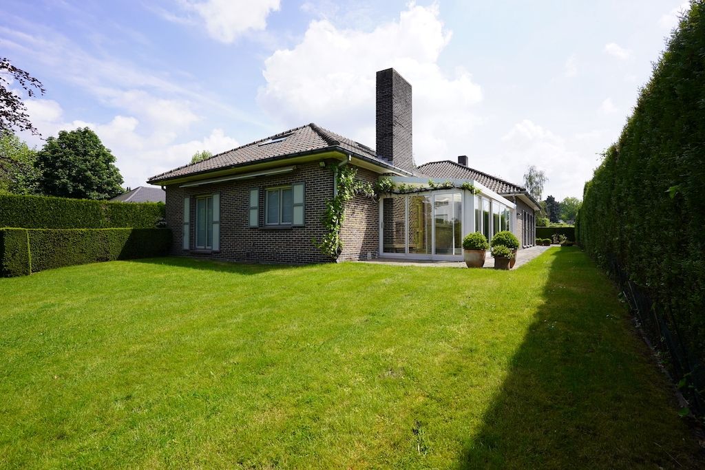 Hoofdfoto van de publicatie: Residentieel gelegen bungalow op 910 m² voorzien van 4 slaapkamers