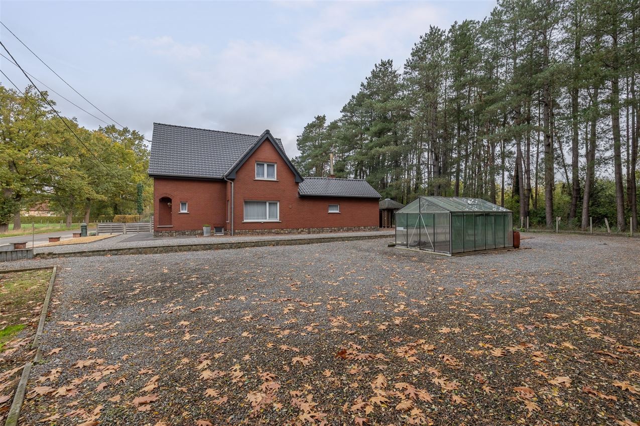 Temidden van agrarisch gebied, grenzend aan bos foto 11