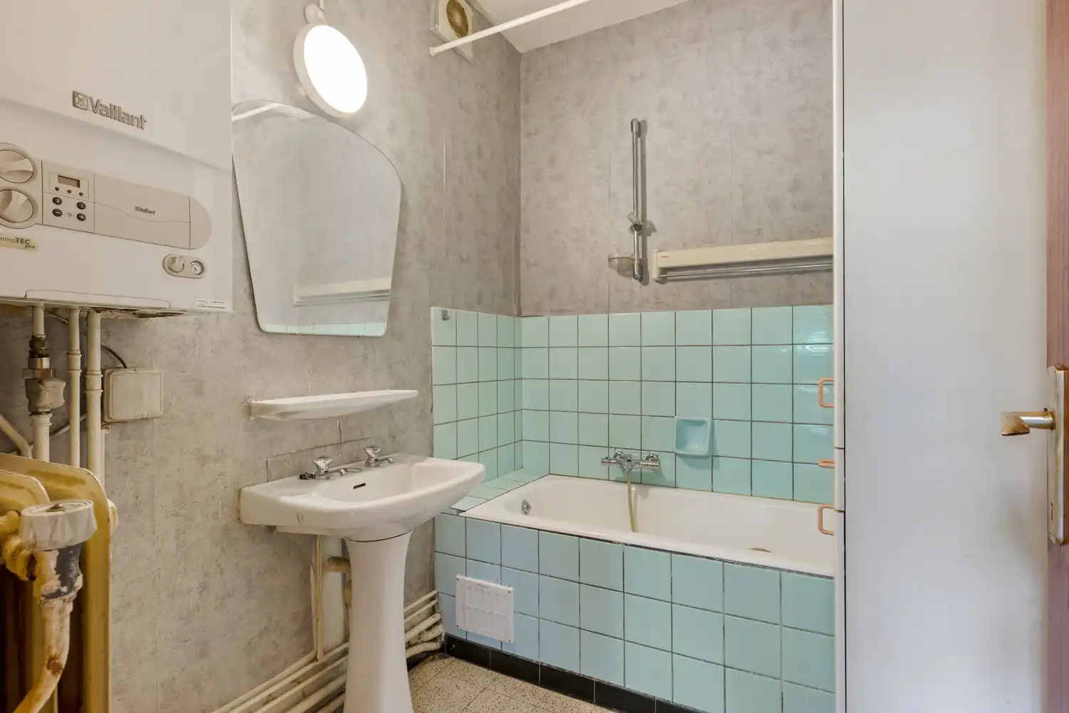 Te renoveren 2 slaapkamer appartement te Deurne foto 10