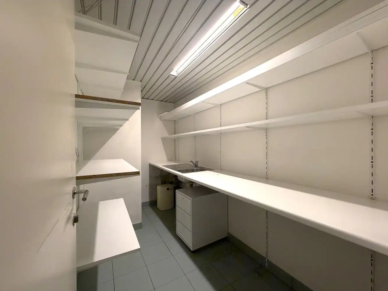 Ruim handelspand (161m²) op topligging in Torhout! foto 11