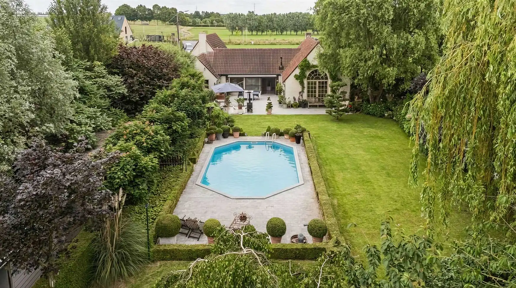 Karakter, rust en een tuin die elke dag als vakantie voelt. foto {{pictureIndex}}