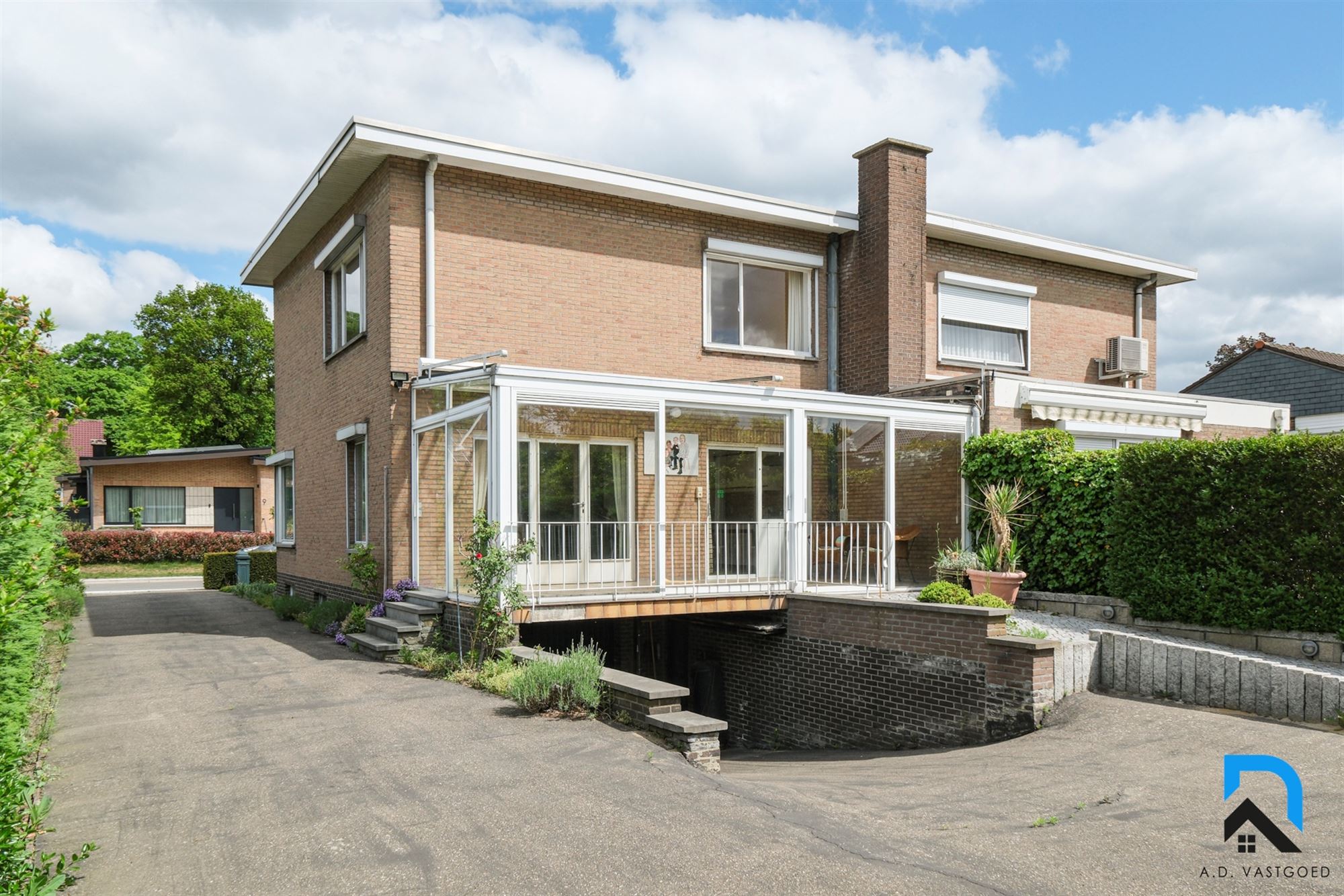 Halfopen bebouwing met tuin op toplocatie foto 2