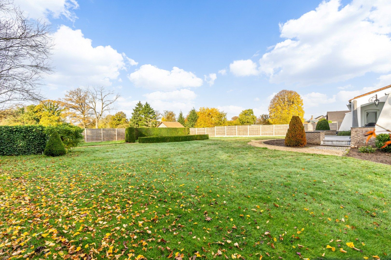 Verrassende villa met luchtig interieur en grote tuin foto 28