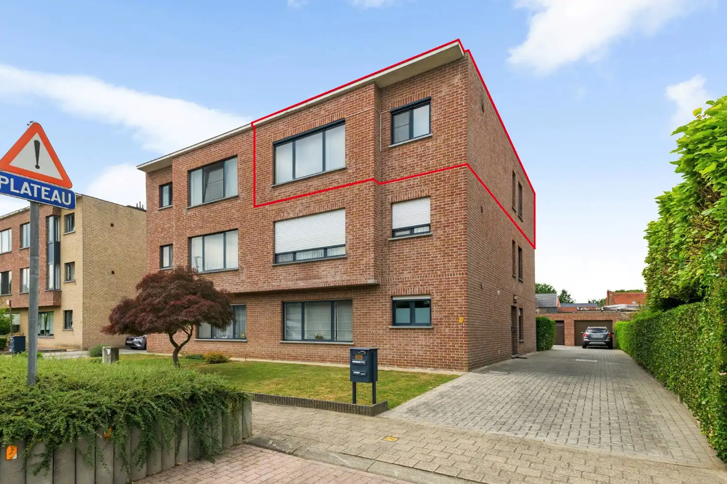 INSTAPKLAAR APPARTEMENT MET 3 SLK EN GARAGEBOX! foto {{pictureIndex}}