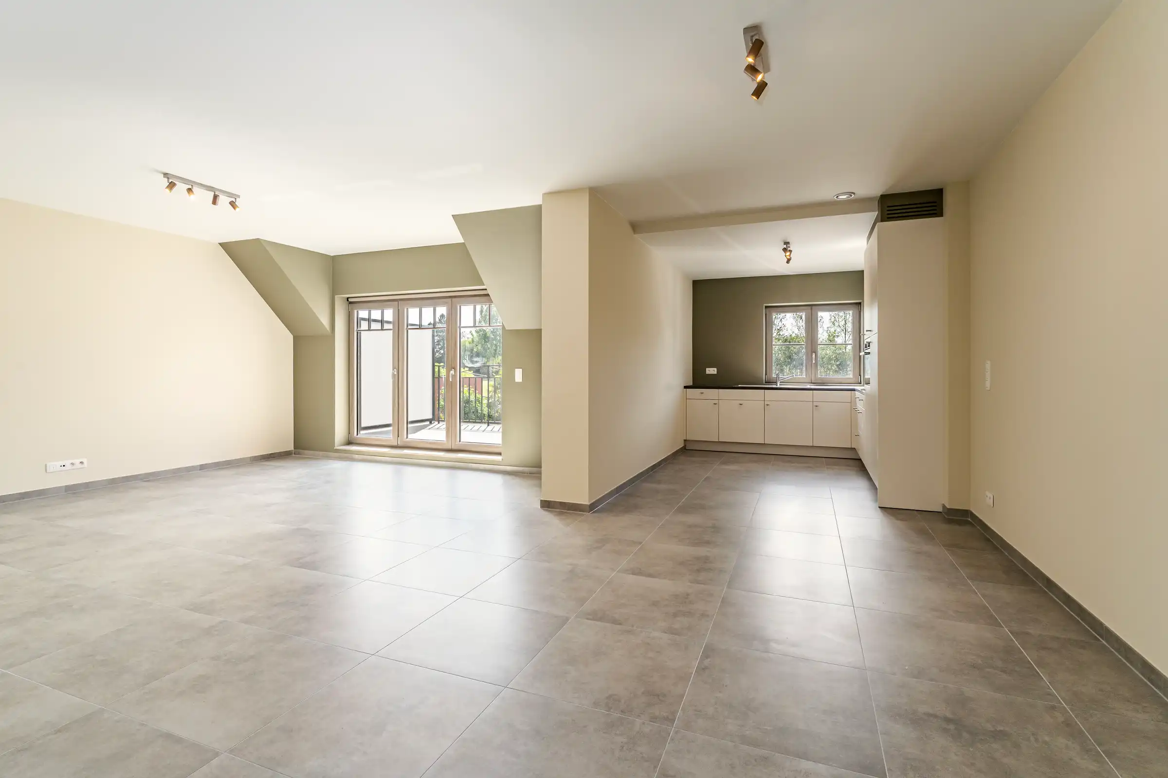 Ruim gelijkvloers villa-appartement met tuin foto 7