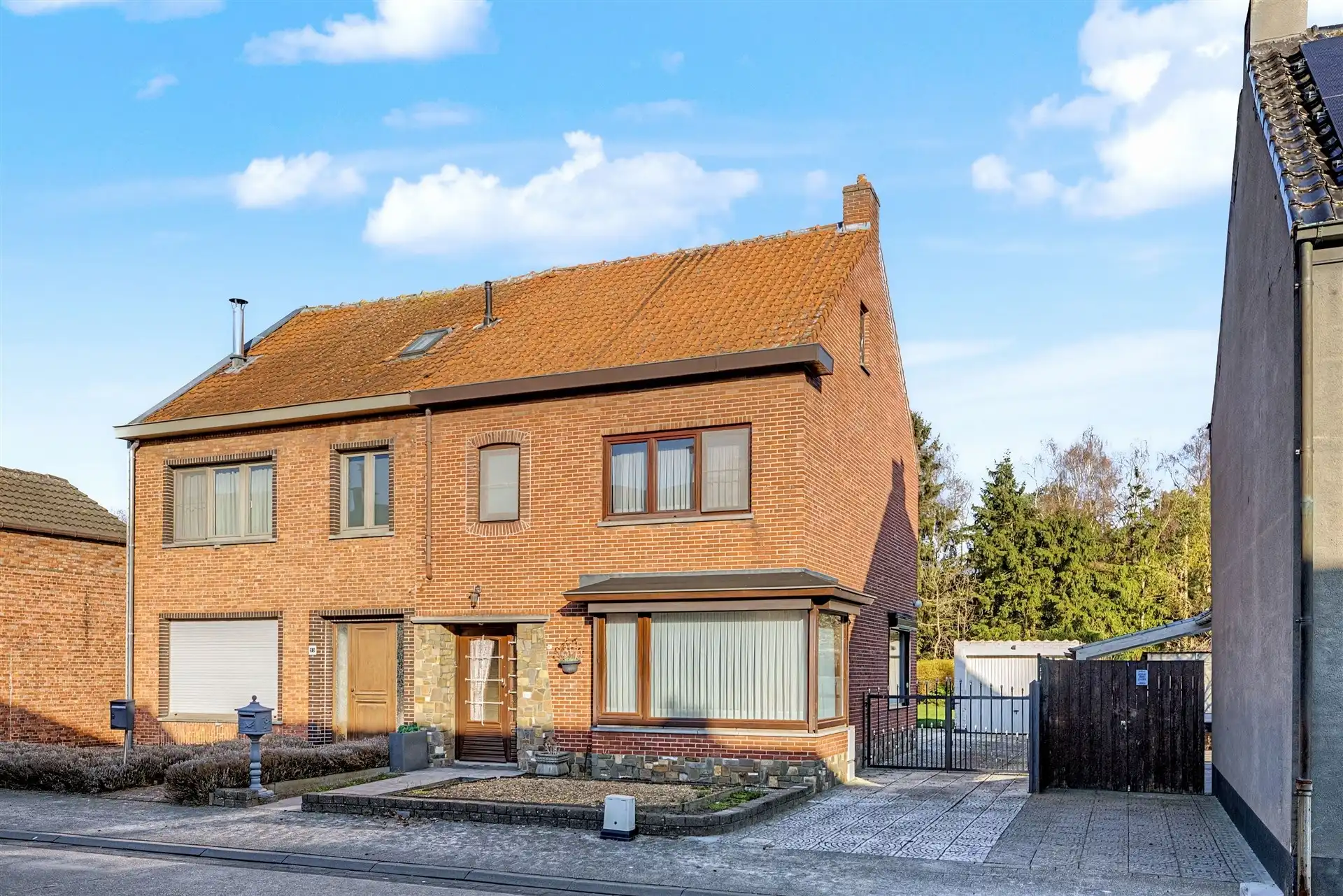 Hoofdfoto van de publicatie: Uitstekend gelegen halfopen bebouwing met ruime oprit, 3 slaapkamers en uitgestrekte tuin