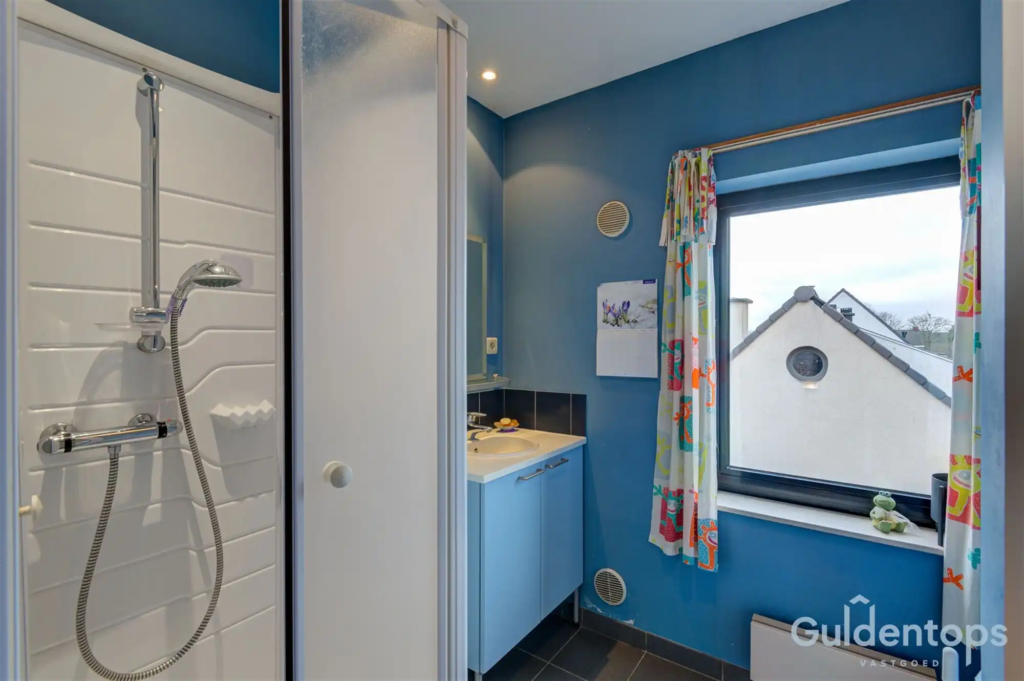 Zeer ruime instapklare half open woning met zwembad foto 24