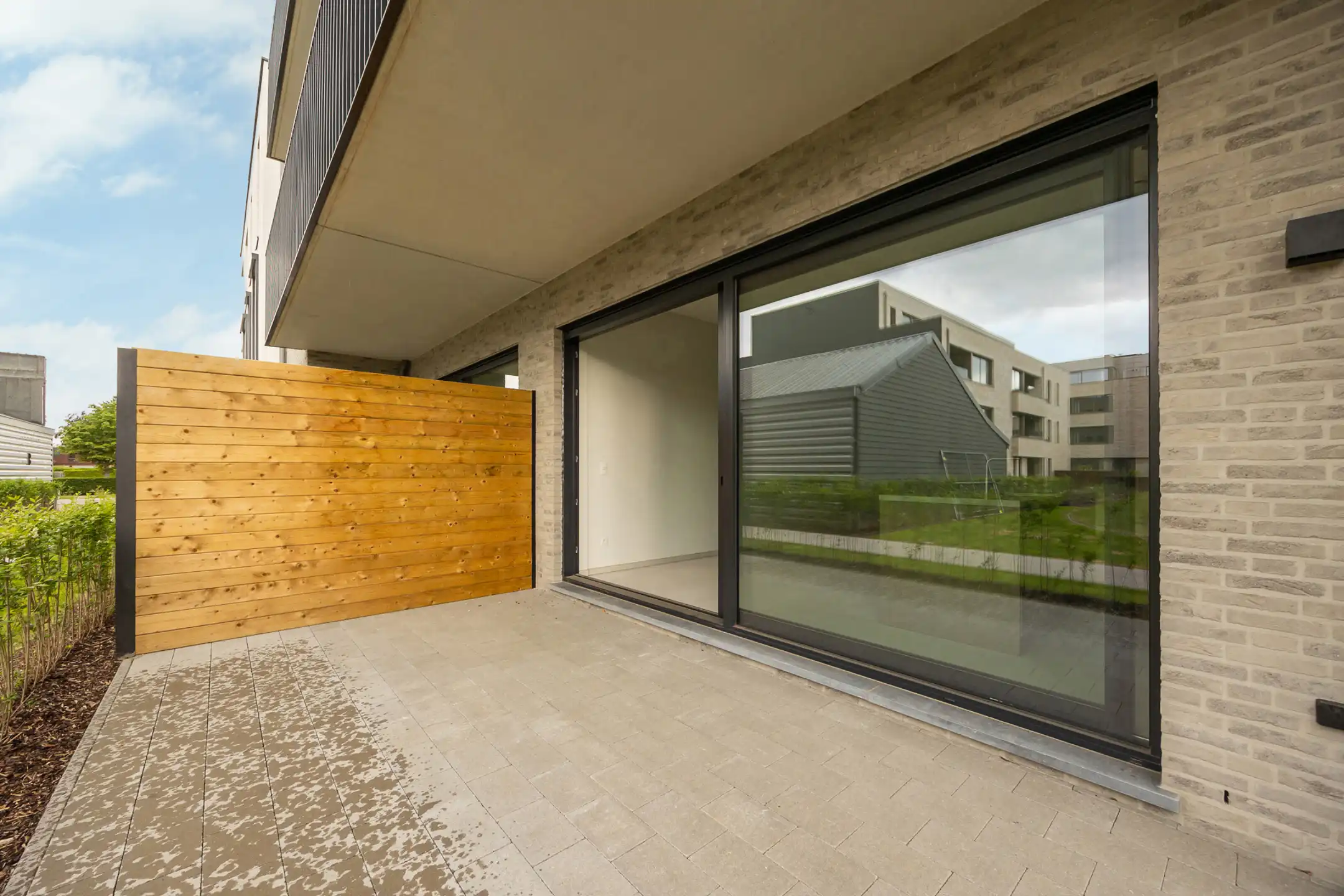 Ruim gelijkvloers nieuwbouwappartement met 3 slaapkamers foto 3
