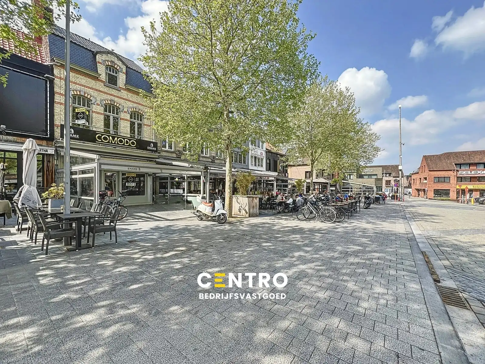 Ruim instapklaar handelspand met te renoveren woning (vroeger café Comodo en ook café Mozart) op de Grote Markt (Izegem) ! foto {{pictureIndex}}