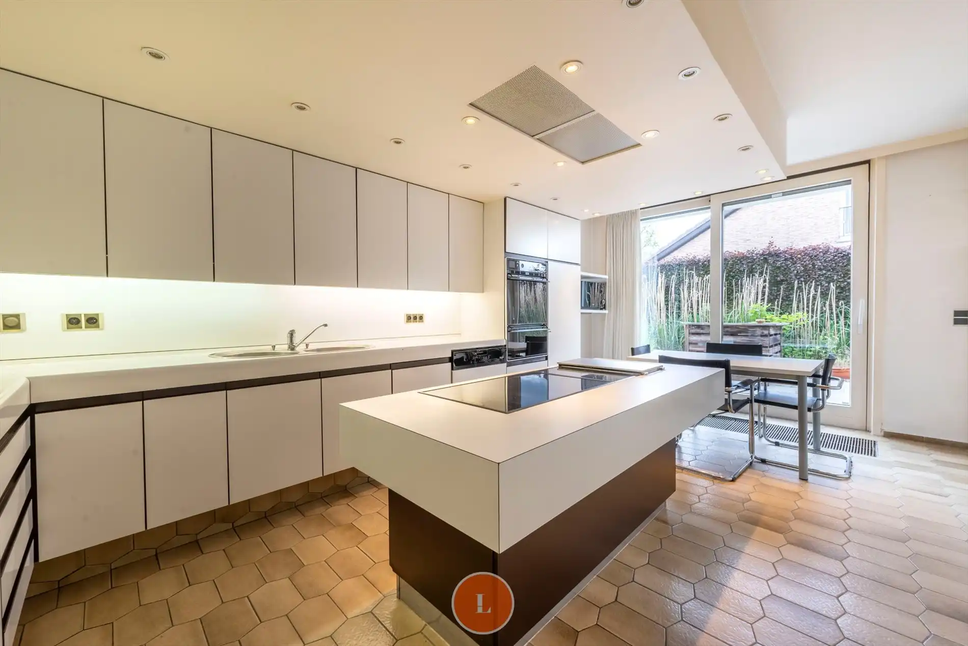 Villa met praktijkruimte en vijver op 1349m² foto 8