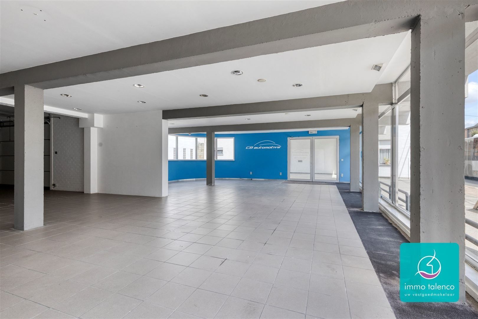 Showroom / loods / kantoorruimte / winkel op 6 a 15 ca - 565 m² foto 9