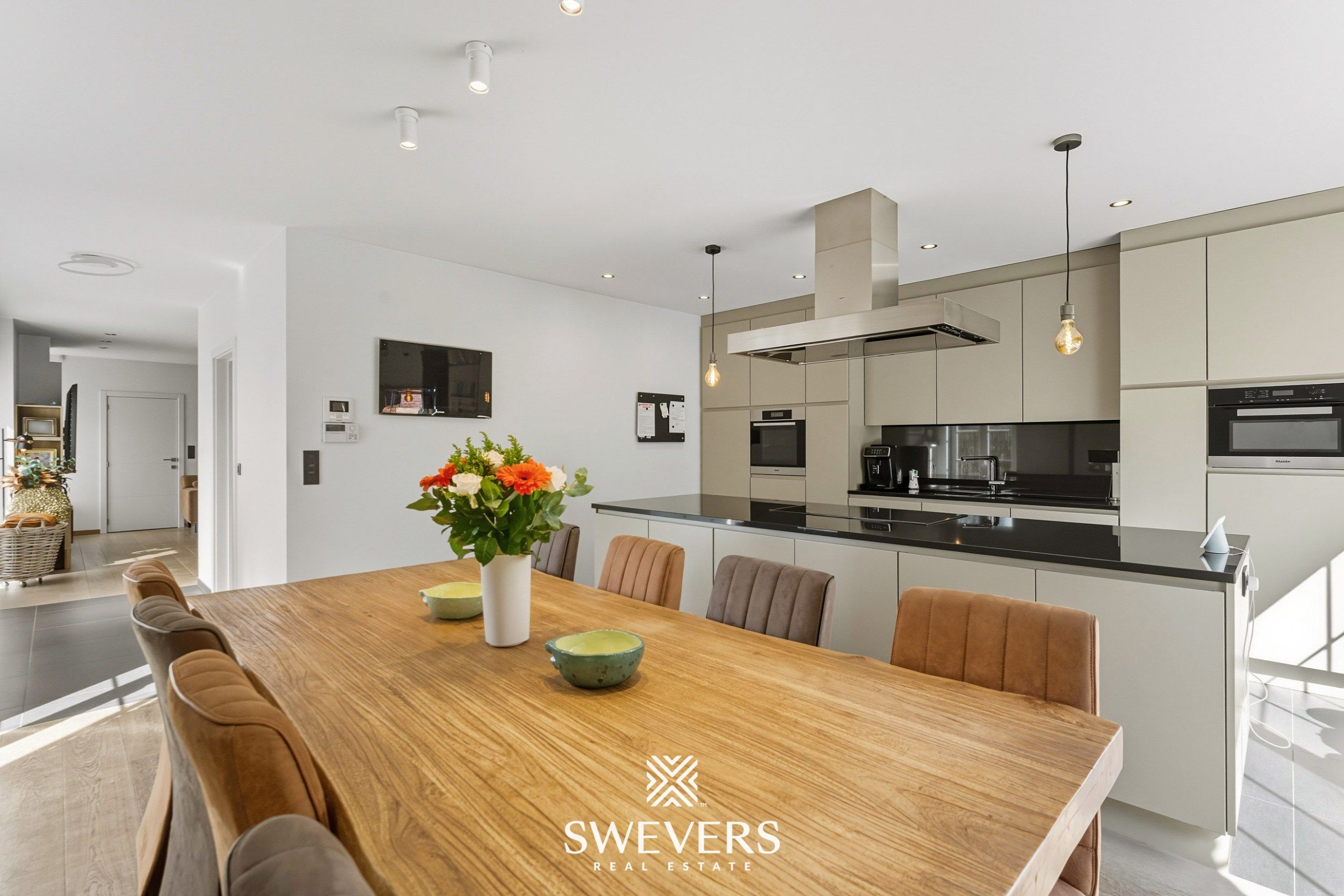 HOB met 3 slaapkamers, bureau en zwembad   foto 7