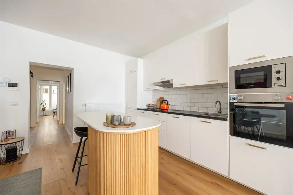 Gerenoveerd gelijkvloers appartement met terras foto 6