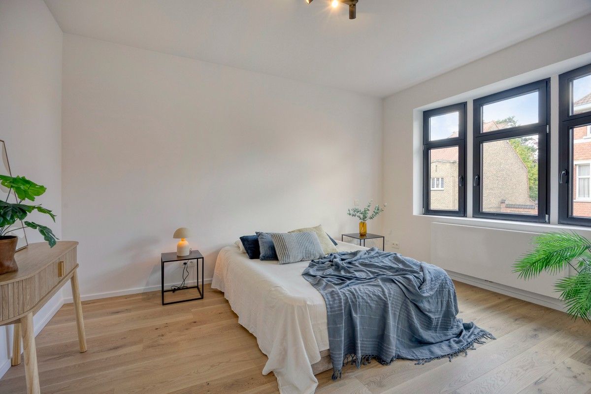 Aantrekkelijke gerenoveerde interbellum burgerwoning met vijf slaapkamers en stadstuin. foto 15