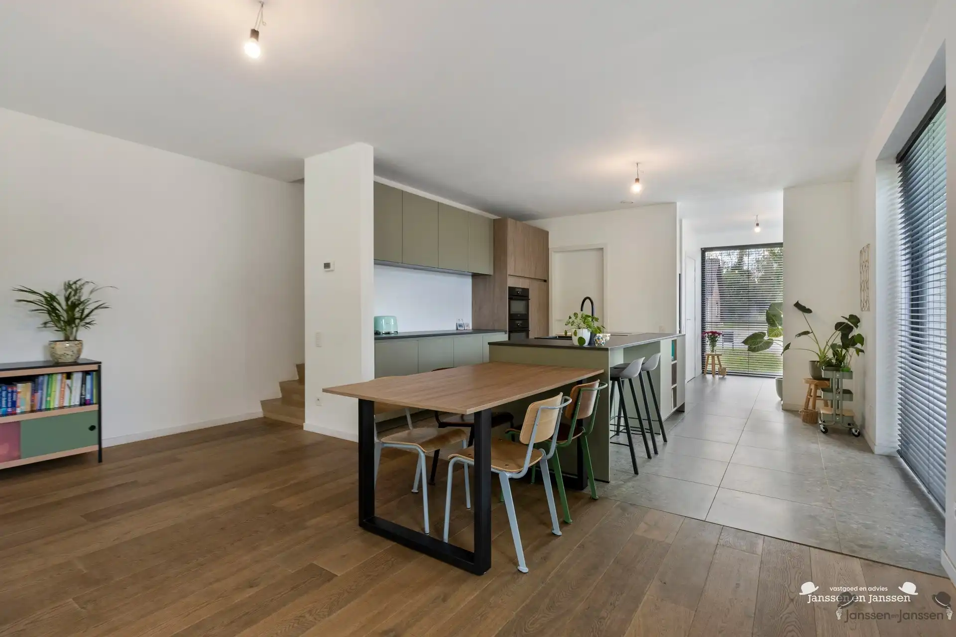 Moderne halfopen bebouwing uit 2024 met hoogwaardige afwerking foto 9