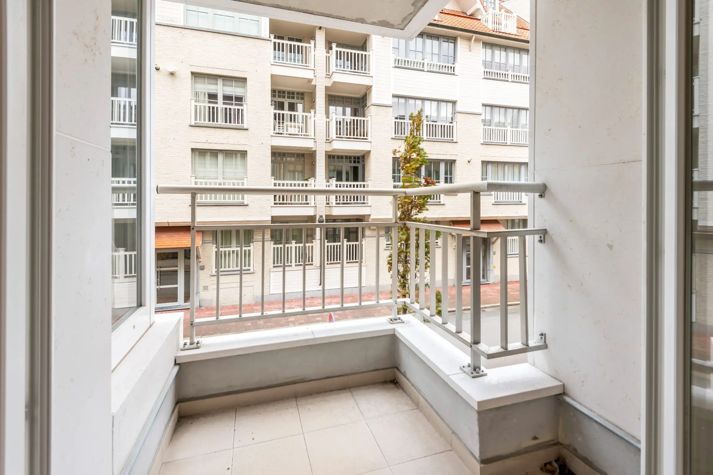 Prachtig gerenoveerd appartement rustig gelegen op de Zoutelaan vlakbij de winkels van de Dumortierlaan en de Lippenslaan. foto 3