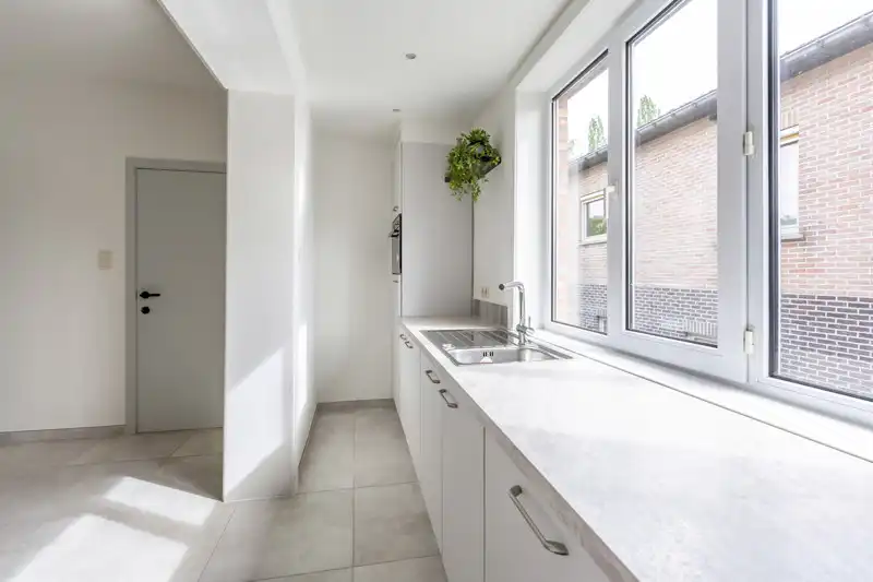 Smaakvol gerenoveerde woning met 3 slaapkamers en garage foto 9