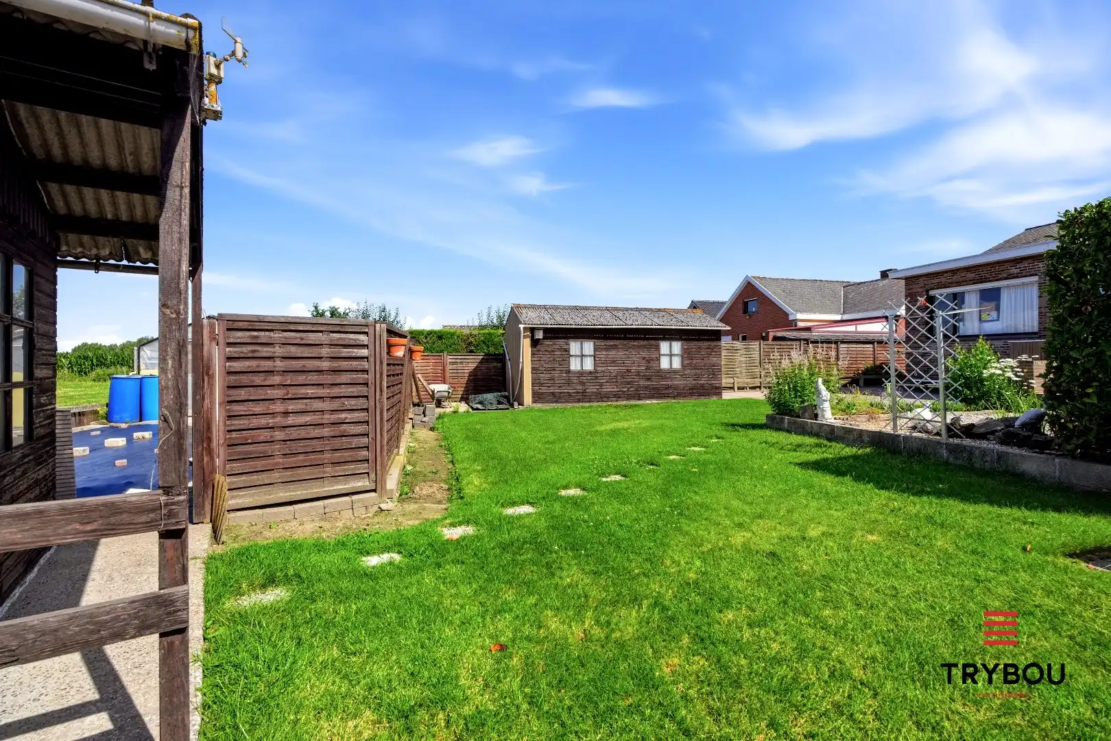 Alleenstaande woning op een ruim perceel met 3 slaapkamers en 2 garages!  foto 23