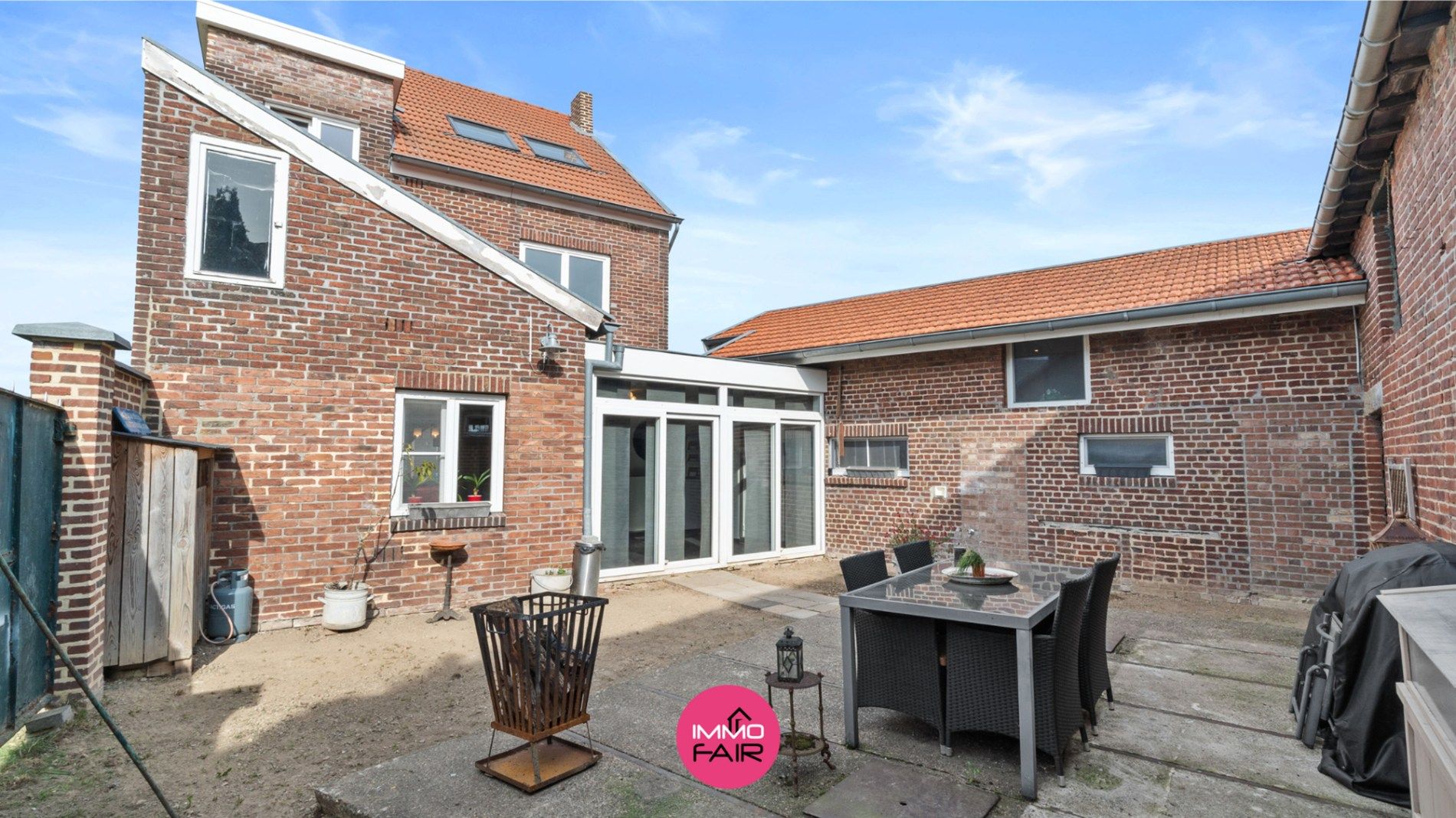 Karakteristieke hoeve met panoramisch zicht aan de achterzijde van het perceel.  foto 4