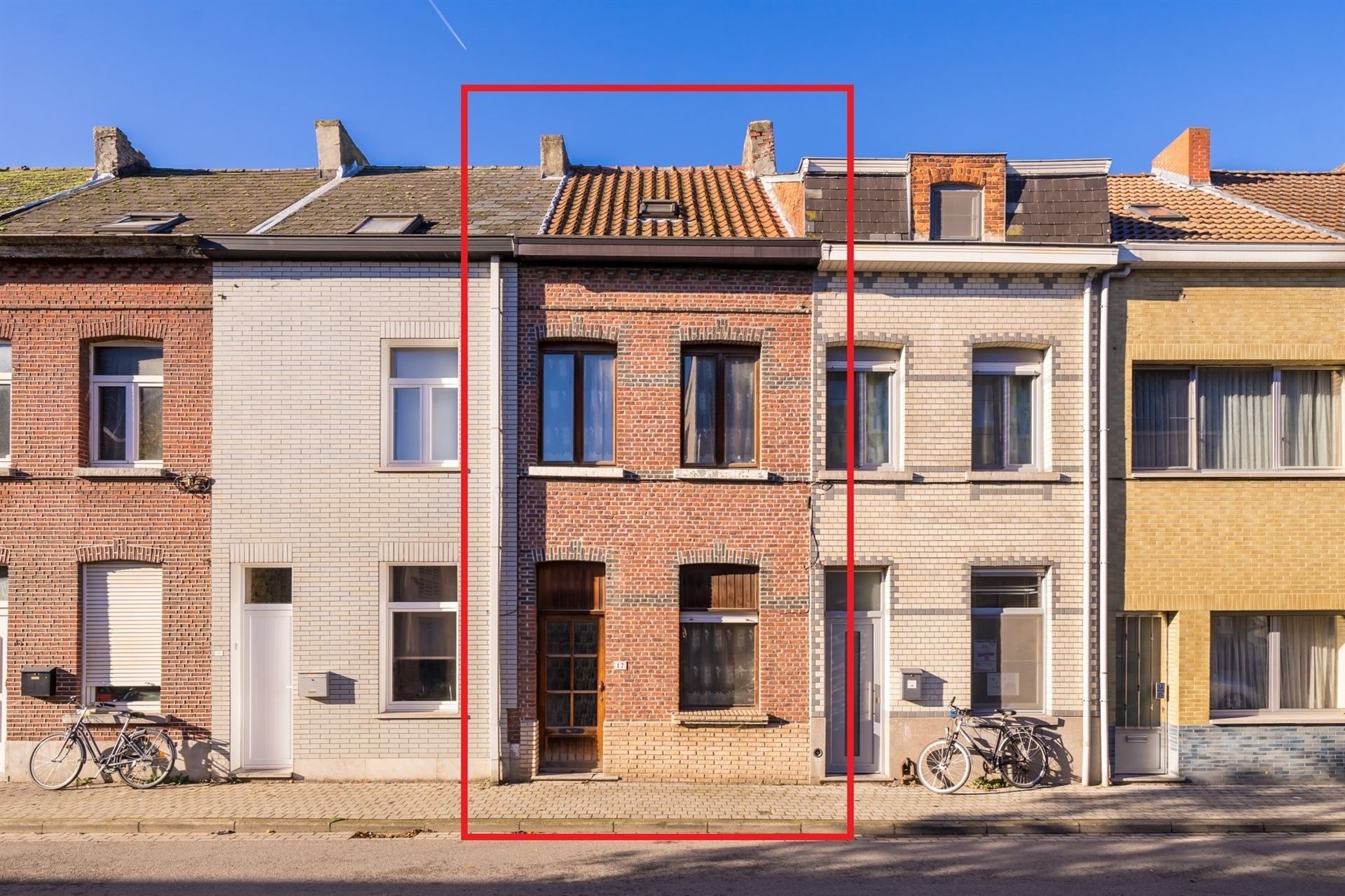 Te renoveren woning met 3-4 slaapkamers en tuin foto {{pictureIndex}}