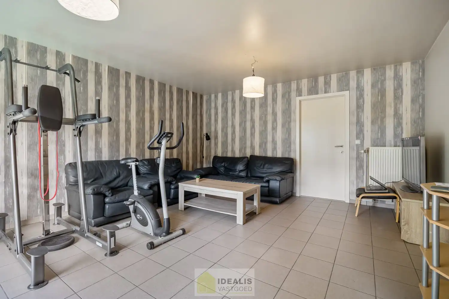 IDEALIS VASTGOED – KNAP APPARTEMENT GELEGEN OP UITERST CENTRALE LOCATIE TE OVERPELT, PELT. Dit knappe appartement met bouwjaar 2000 omvat een aangename ca.72m² en  biedt plaats aan een lichtrijke leefruimte met aansluitend goed onderhouden keuken, 2 knappe slaapkamers, badkamer en dakterras! Een fraai appartement, zeer geschikt voor kandidaten op zoek naar betaalbare woonruimte vlak bij het centrum van (Over)Pelt! foto 5