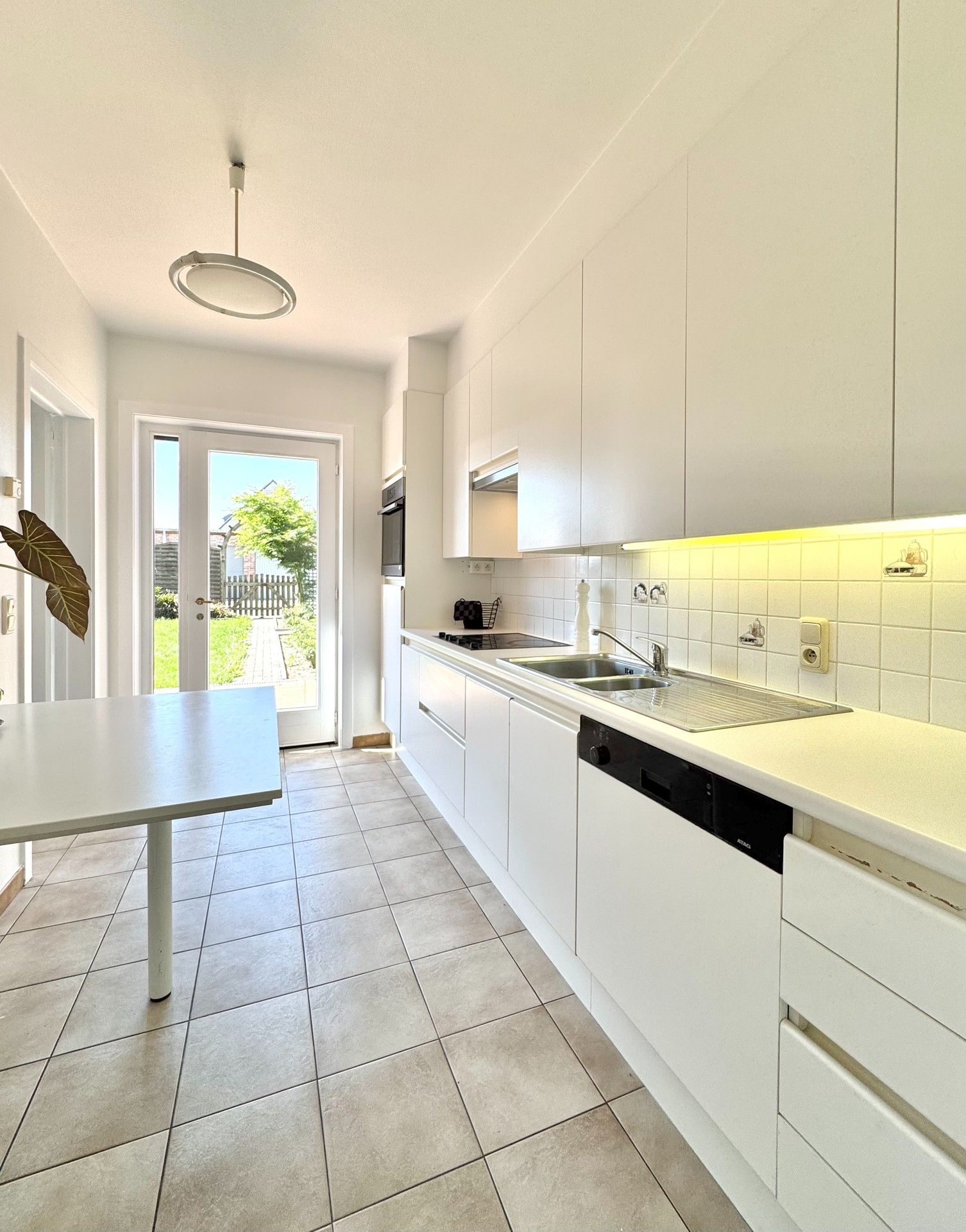 INSTAPKLARE WONING MET 3 SLPKS, TUIN & DUBBELE GARAGE foto 11