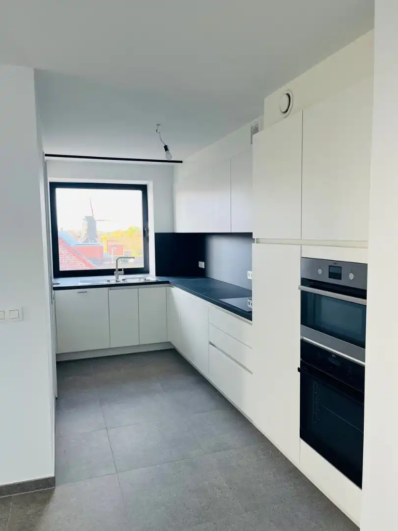 Prachtig 3-slaapkamerappartement met staanplaats in het voormalige gemeentehuis van Vleteren foto 2