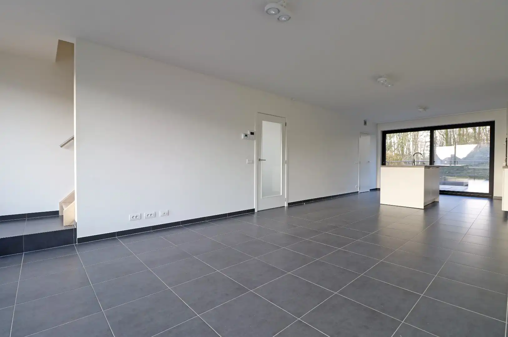 Lichtrijke woning met carport foto 4