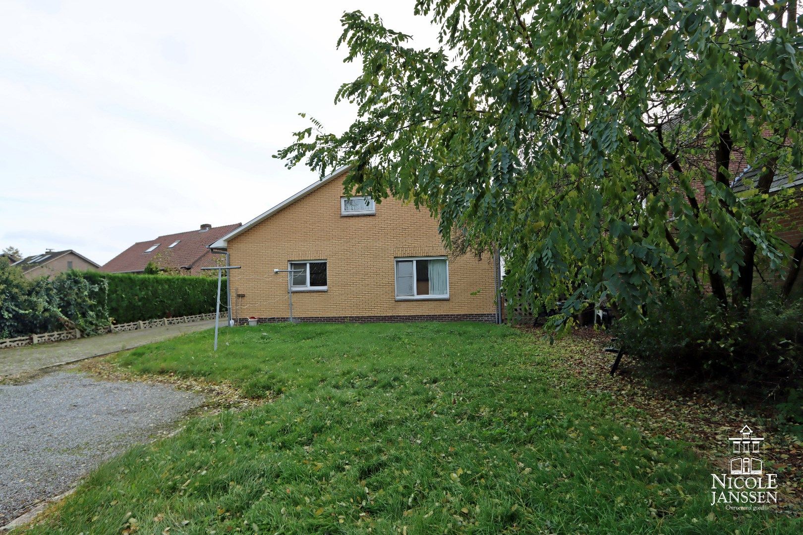 Praktische gelijkvloerse woning met tuin en dubbele garage foto 2