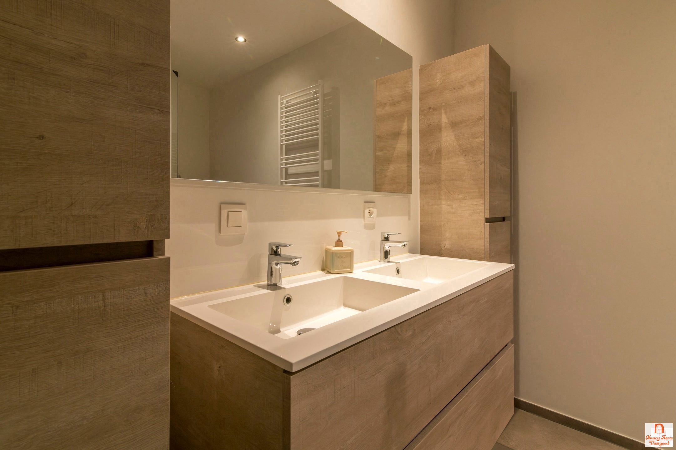Ruimtelijk wonen met verfijnde afwerking in hartje Koersel foto 18