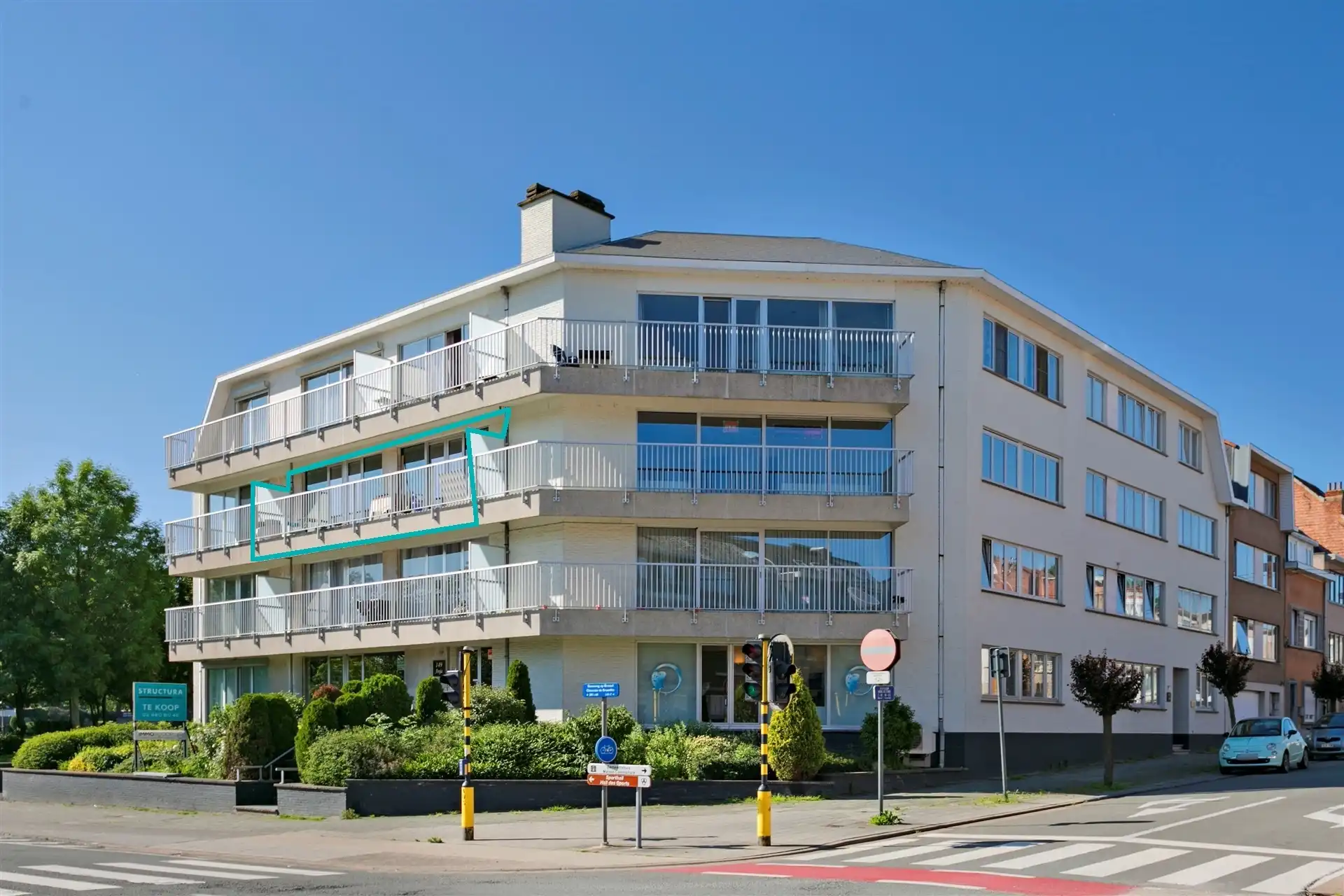 Stijlvol gerenoveerd appartement met terras nabij de vijver in Wemmel foto {{pictureIndex}}