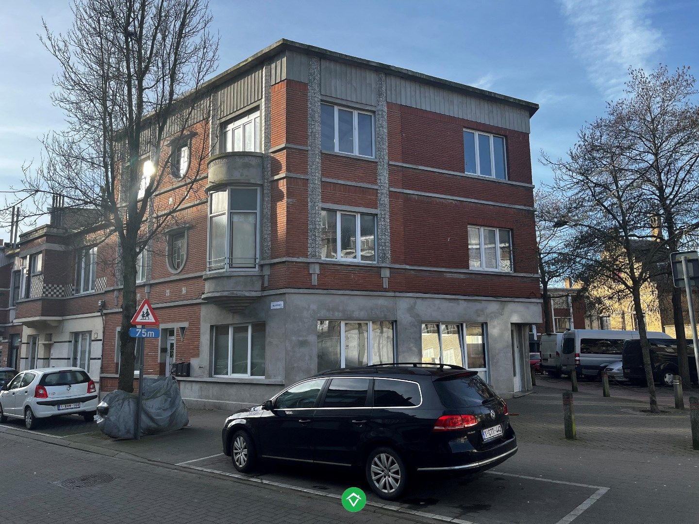 Opbrengstpand bestaande uit 3 verhuurde appartementen, gelegen aan H.Hart-Kerk foto 1