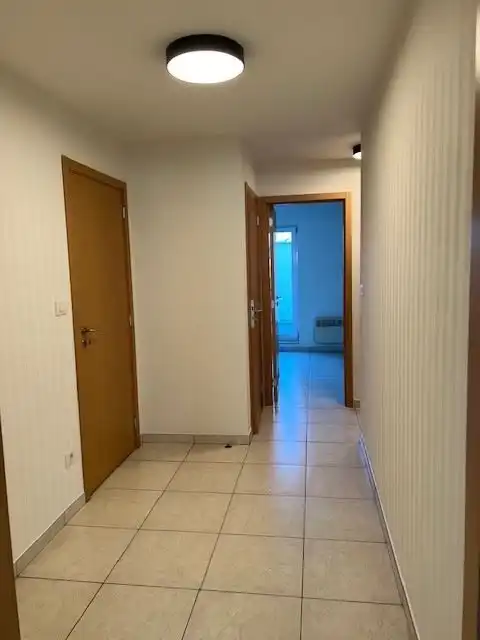 Ruim appartement met 2 slaapkamers en garage foto 3