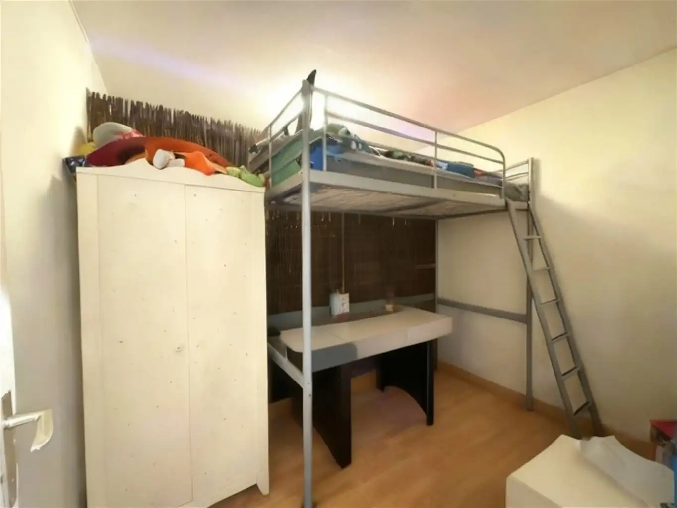 Ruim gelijkvloers appartement met 2 slaapkamers, tuin en garagebox. foto 7