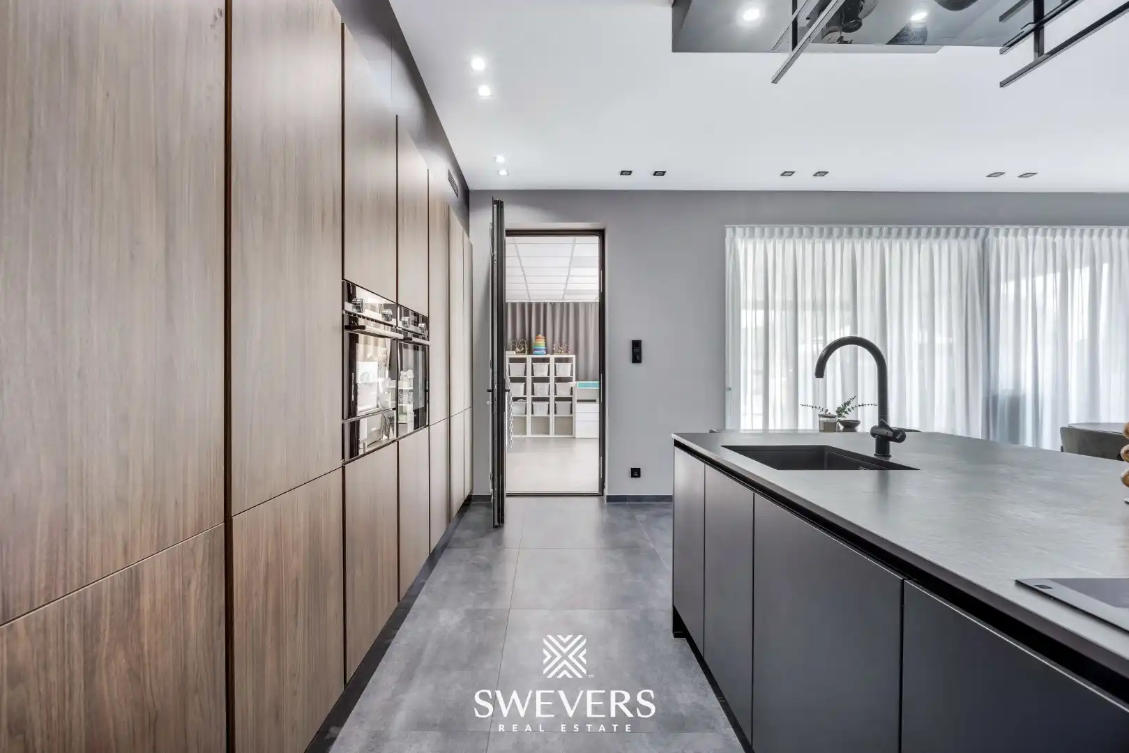 Stijlvol wonen op een ruim perceel met 4 slaapkamers en topafwerking foto 15