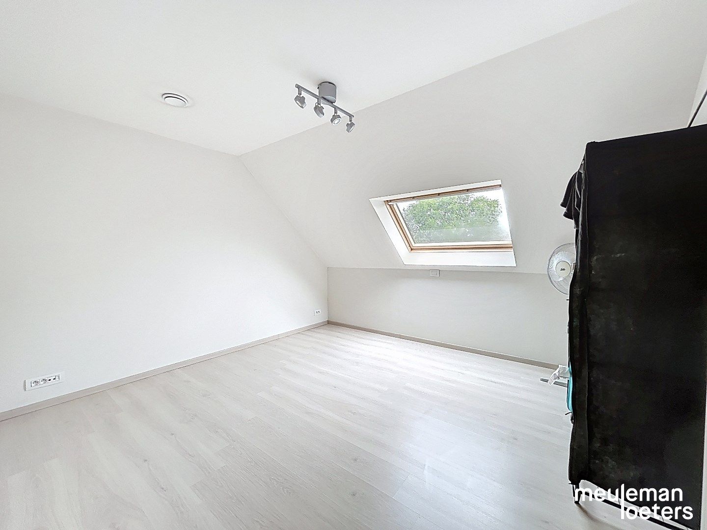Lichtrijke halfopen woning in rustige verkaveling foto 9