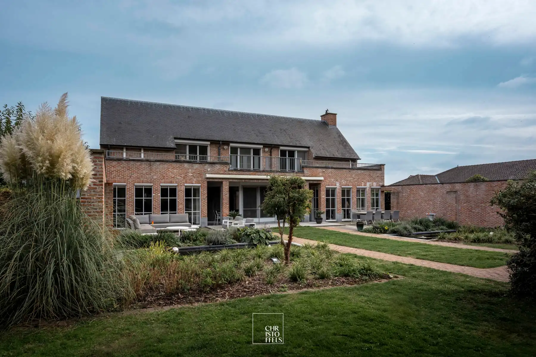Exclusief landhuis met buitenzwembad op perceel van 2.787m² aan de bosrand. foto 12